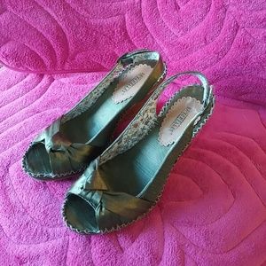Seychelles Sling Back Olive Tone Wedges  Sz 6